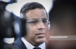 Peguam 1Malaysia Development Berhad (1MDB), Jeremy Joseph bercakap kepad media mengenai Kapal mewah ‘Equanimity’ dipercayai milik seorang ahli perniagaan, Jho Low yang berlabuh di Terminal Bousthead Cruise Center, Pelabuhan Klang, Selangor. foto HAZROL ZAINAL, 07 OGOS 2018.