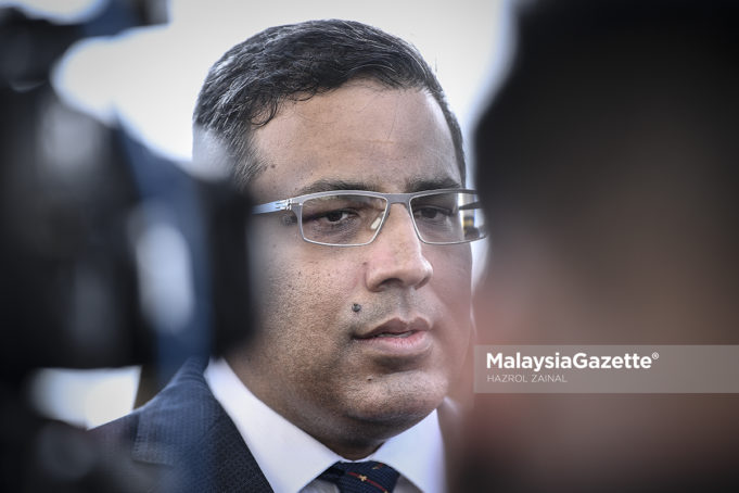 MGF07082018_KAPAL EQUANIMITY JHO LOW22 Peguam 1Malaysia Development Berhad (1MDB), Jeremy Joseph bercakap kepad media mengenai Kapal mewah ‘Equanimity’ dipercayai milik seorang ahli perniagaan, Jho Low yang berlabuh di Terminal Bousthead Cruise Center, Pelabuhan Klang, Selangor. foto HAZROL ZAINAL, 07 OGOS 2018.