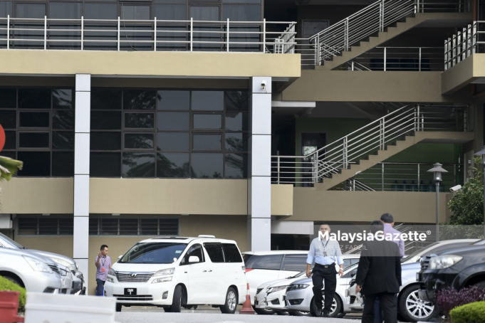 MGF07082018_NAJIB RAZAK SPRM KL_03 Kenderaan putih jenis Toyota Vellfire yang membawa bekas Perdana Menteri, Datuk Seri Najib Tun Razak kelihatan tiba di Suruhanjaya Pencegahan Rasuah (SPRM) bagi memberi keterangan berhubung siasatan kes SRC International Sdn Bhd di Akademi Pencegahan Rasuah (MACA), Jalan Tuanku Abdul Halim, Kuala Lumpur. foto FAREEZ FADZIL, 07 OGOS 2018