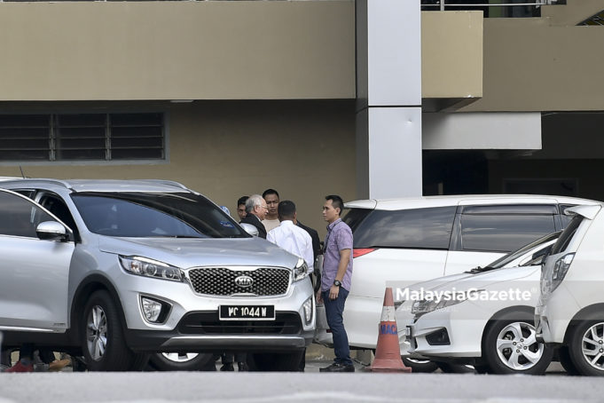 Bekas Perdana Menteri, Datuk Seri Najib Tun Razak (kiri) ketika tiba di Suruhanjaya Pencegahan Rasuah (SPRM) bagi memberi keterangan berhubung siasatan kes SRC International Sdn Bhd di Akademi Pencegahan Rasuah (MACA), Jalan Tuanku Abdul Halim, Kuala Lumpur. foto FAREEZ FADZIL, 07 OGOS 2018
