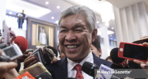 Ketua Pembangkang yang juga Ahli Parlimen Bagan Datuk, Datuk Seri Ahmad Zahid Hamidi bercakap kepada media ketika hadir pada Sidang Dewan Rakyat di Bangunan Parlimen, Kuala Lumpur. foto SYAFIQ AMBAK, 07 OGOS 2018