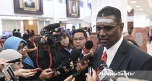 Ahli Parlimen Jelutong, R. Sanisvara Nethaji Rayer bercakap kepada media ketika hadir pada Sidang Dewan Rakyat di Bangunan Parlimen, Kuala Lumpur. foto SYAFIQ AMBAK, 07 OGOS 2018