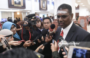 Ahli Parlimen Jelutong, R. Sanisvara Nethaji Rayer bercakap kepada media ketika hadir pada Sidang Dewan Rakyat di Bangunan Parlimen, Kuala Lumpur. foto SYAFIQ AMBAK, 07 OGOS 2018