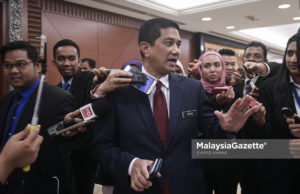 Menteri Hal Ehwal Ekonomi yang juga Ahli Parlimen Gombak, Datuk Seri Azmin Ali (kiri) bercakap kepada media pada Sidang Dewan Rakyat di Bangunan Parlimen, Kuala Lumpur. foto SYAFIQ AMBAK, 07 OGOS 2018