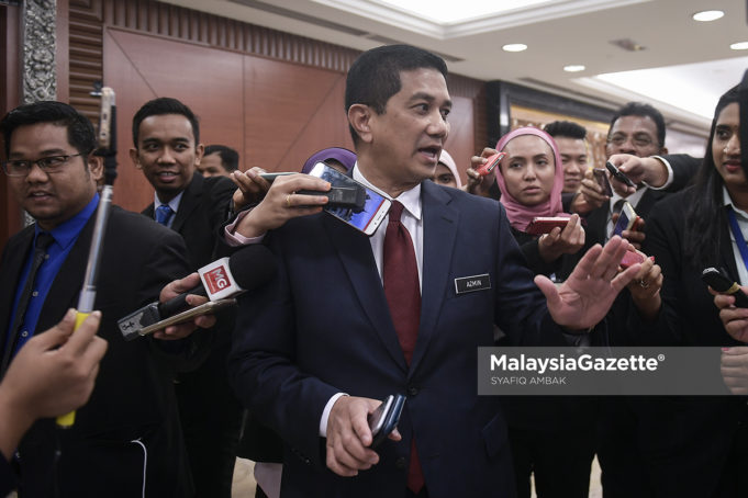 Menteri Hal Ehwal Ekonomi yang juga Ahli Parlimen Gombak, Datuk Seri Azmin Ali (kiri) bercakap kepada media pada Sidang Dewan Rakyat di Bangunan Parlimen, Kuala Lumpur. foto SYAFIQ AMBAK, 07 OGOS 2018