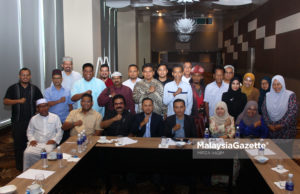 Pengerusi Jawatankuasa Penaja, Aminuddin Yahya (empat kanan) bersama wakil-wakil pertubuhan NGO Melayu Islam selepas perjumpaan membincangkan penubuhan Angkatan Kesatuan Ummah di Tamu Hotel, Kuala Lumpur.