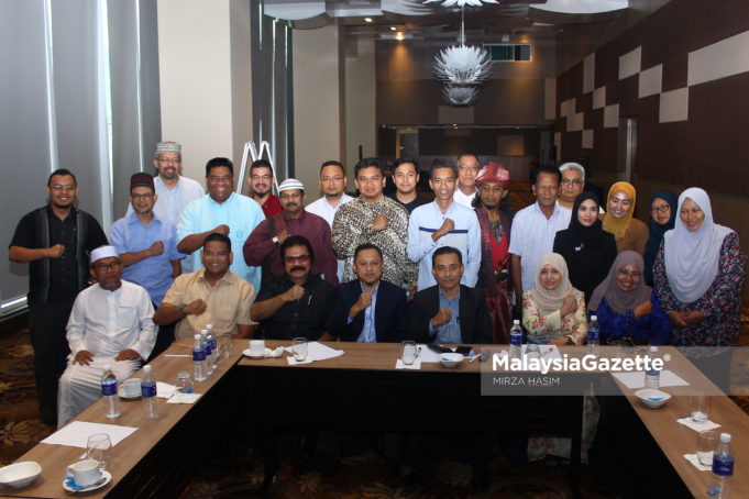 Pengerusi Jawatankuasa Penaja, Aminuddin Yahya (empat kanan) bersama wakil-wakil pertubuhan NGO Melayu Islam selepas perjumpaan membincangkan penubuhan Angkatan Kesatuan Ummah di Tamu Hotel, Kuala Lumpur.