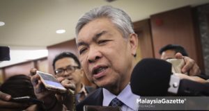 Ahli Parlimen Bagan Datuk merangkap Ketua Pembangkang Dewan Rakyat, Datuk Seri Ahmad Zahid Hamidi bercakap kepada media pada Sidang Dewan Rakyat di Bangunan Parlimen, Kuala Lumpur. foto AFIQ RAZALI, 08 OGOS 2018.