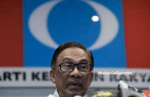 Ketua Umum Parti Keadilan Rakyat (PKR), Datuk Seri Anwar Ibrahim bercakap pada sidang media di Ibu Pejabat PKR, Petaling Jaya, Selangor. foto FAREEZ FADZIL, 09 OGOS 2018