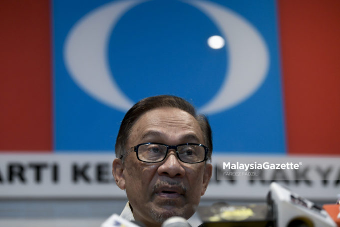Ketua Umum Parti Keadilan Rakyat (PKR), Datuk Seri Anwar Ibrahim bercakap pada sidang media di Ibu Pejabat PKR, Petaling Jaya, Selangor. foto FAREEZ FADZIL, 09 OGOS 2018