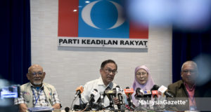 Ketua Umum Parti Keadilan Rakyat (PKR), Datuk Seri Anwar Ibrahim bercakap pada sidang media ditemani isterinya yang merupakan Timbalan Perdana Menteri, Datuk Seri Wan Azizah Wan Ismail (dua kanan) di Ibu Pejabat PKR, Petaling Jaya, Selangor. foto FAREEZ FADZIL, 09 OGOS 2018