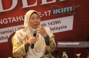 Jakim tunggu laporan Jawatankuasa Majlis Tertinggi Timbalan Menteri di Jabatan Menteri (Agama), Puan Hjh. Fuziah Salleh bercakap pada Majlis Forum Bicara Ad-deen sempena ulang tahun ke-17 IKIMFM di Institut Kefahaman Islam Malaysia (IKIM), Kuala Lumpur. foto MIRZA HASIM, 9 OGOS 2018