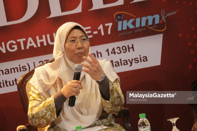 Timbalan Menteri di Jabatan Menteri (Agama), Puan Hjh. Fuziah Salleh bercakap pada Majlis Forum Bicara Ad-deen sempena ulang tahun ke-17 IKIMFM di Institut Kefahaman Islam Malaysia (IKIM), Kuala Lumpur. foto MIRZA HASIM, 9 OGOS 2018