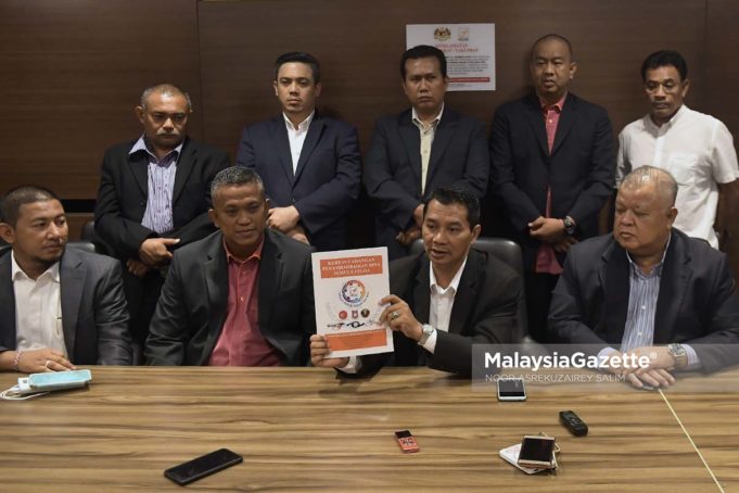 Pengerusi Persatuan Anak Peneroka Felda Kebangsaan (ANAK), Mazlan Aliman (duduk dua kanan) menunjukkan kertas cadangan yang diserahkan kepada pengerusi FELDA pada sidang media selepas mengadakan perjumpaan Majlis Permuafakatan NGO FELDA bersama Pengerusi FELDA di Menara FELDA, Kuala Lumpur. foto NOOR ASREKUZAIREY SALIM, 09 OGOS 2018