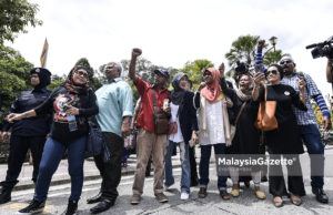 Sekumpulan penyokong Datuk Seri Najib Razak yang di kawasan luar pagar mahkamah melaungkan ‘lawan tetap lawan’ sebagai tanda sokongan kepada bekas Perdana Menteri itu di Kompleks Mahkamah Kuala Lumpur, Kuala Lumpur. foto SYAFIQ AMBAK, 10 OGOS 2018.