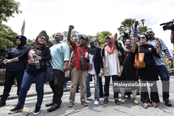 Sekumpulan penyokong Datuk Seri Najib Razak yang di kawasan luar pagar mahkamah melaungkan ‘lawan tetap lawan’ sebagai tanda sokongan kepada bekas Perdana Menteri itu di Kompleks Mahkamah Kuala Lumpur, Kuala Lumpur. foto SYAFIQ AMBAK, 10 OGOS 2018.