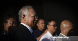 Bekas Perdana Menteri, Datuk Seri Najib Tun Razak berjalan keluar dari mahkamah selepas mendengar penetapan tarikh perbicaraan tujuh pertuduhan melibatkan kes pecah amanah, salah guna kuasa dan menerima wang hasil aktiviti haram serta pendengaran permohonan beliau untuk mendapatkan perintah larangan terhadap media daripada melaporkan perbincangan berkaitan merit kes dihadapinya di Kompleks Mahkamah Kuala Lumpur, Kuala Lumpur. foto SYAFIQ AMBAK, 10 OGOS 2018.