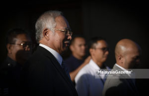 Bekas Perdana Menteri, Datuk Seri Najib Tun Razak berjalan keluar dari mahkamah selepas mendengar penetapan tarikh perbicaraan tujuh pertuduhan melibatkan kes pecah amanah, salah guna kuasa dan menerima wang hasil aktiviti haram serta pendengaran permohonan beliau untuk mendapatkan perintah larangan terhadap media daripada melaporkan perbincangan berkaitan merit kes dihadapinya di Kompleks Mahkamah Kuala Lumpur, Kuala Lumpur. foto SYAFIQ AMBAK, 10 OGOS 2018.