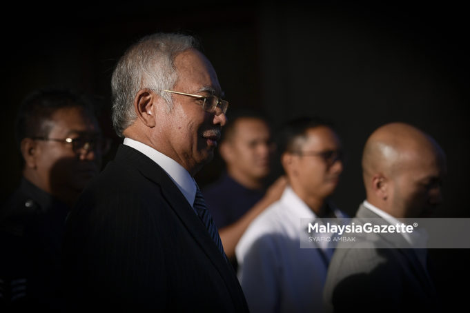 Bekas Perdana Menteri, Datuk Seri Najib Tun Razak berjalan keluar dari mahkamah selepas mendengar penetapan tarikh perbicaraan tujuh pertuduhan melibatkan kes pecah amanah, salah guna kuasa dan menerima wang hasil aktiviti haram serta pendengaran permohonan beliau untuk mendapatkan perintah larangan terhadap media daripada melaporkan perbincangan berkaitan merit kes dihadapinya di Kompleks Mahkamah Kuala Lumpur, Kuala Lumpur. foto SYAFIQ AMBAK, 10 OGOS 2018.