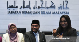 Menteri di Jabatan Perdana Menteri (Agama), Datuk Mujahid Yusof Rawa (tengah) diiringi Timbalan Menteri di Jabatan Perdana Menteri (Agama), Fuziah Salleh (kiri) bersalaman dengan Aktivis Hak Asasi Manusia yang merupakan seorang Transgender, Nisha Ayub (kanan) selepas membuat pertemuan di Pejabat Jabatan Kemajuan Islam Malaysia (JAKIM), Kompleks Islam Putrajaya (KIP), Putrajaya. foto FAREEZ FADZIL, 10 OGOS 2018