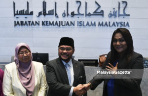 Menteri di Jabatan Perdana Menteri (Agama), Datuk Mujahid Yusof Rawa (tengah) diiringi Timbalan Menteri di Jabatan Perdana Menteri (Agama), Fuziah Salleh (kiri) bersalaman dengan Aktivis Hak Asasi Manusia yang merupakan seorang Transgender, Nisha Ayub (kanan) selepas membuat pertemuan di Pejabat Jabatan Kemajuan Islam Malaysia (JAKIM), Kompleks Islam Putrajaya (KIP), Putrajaya. foto FAREEZ FADZIL, 10 OGOS 2018