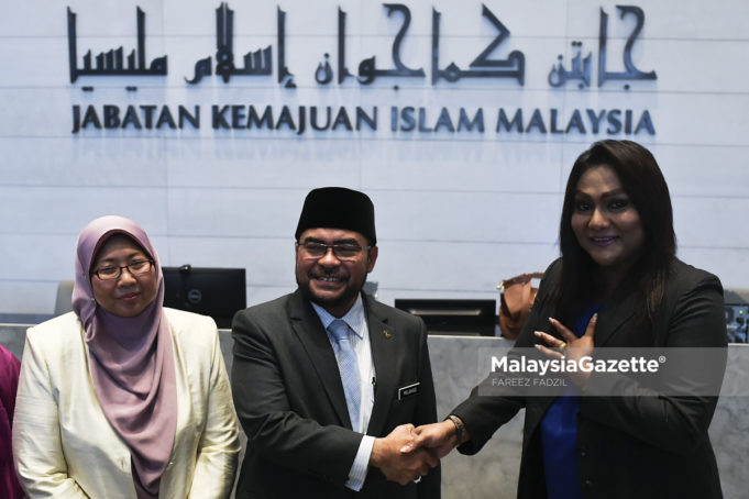 Menteri di Jabatan Perdana Menteri (Agama), Datuk Mujahid Yusof Rawa (tengah) diiringi Timbalan Menteri di Jabatan Perdana Menteri (Agama), Fuziah Salleh (kiri) bersalaman dengan Aktivis Hak Asasi Manusia yang merupakan seorang Transgender, Nisha Ayub (kanan) selepas membuat pertemuan di Pejabat Jabatan Kemajuan Islam Malaysia (JAKIM), Kompleks Islam Putrajaya (KIP), Putrajaya. foto FAREEZ FADZIL, 10 OGOS 2018