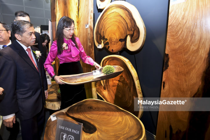 Menteri Industri Utama, Teresa Kok ketika melawat pameran pada Perasmian Pameran Perabot dan Hiasan Rumah Malaysia 2018 di Pusat Konvensyen Kuala Lumpur, Kuala Lumpur. foto FAREEZ FADZIL, 11 OGOS 2018