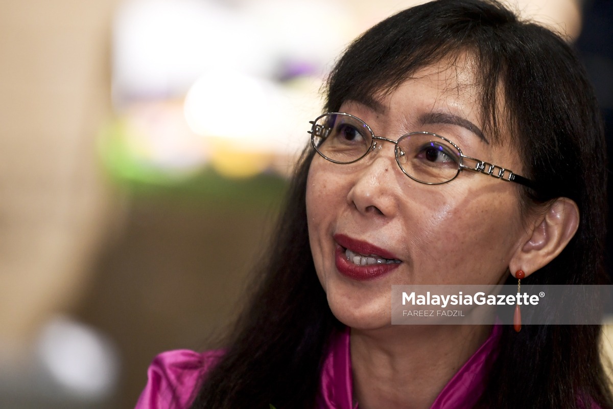 Menteri Industri Utama Teresa Kok menafikan dakwaan bahawa lawatan Tun Dr. Mahathir Mohamad ke China baru-baru ini merupakan "satu bencana diplomasi" .