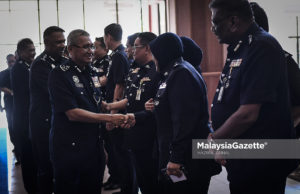Ketua Polis Negara, Tan Sri Mohamad Fuzi Harun bersalaman dengan sebahagian pegawai polis pada Majlis Pelancaran Kursus Komunikasi Profesional Inggeris Polis Diraja Malaysia di Maktab PDRM, Kuala Lumpur. foto HAZROL ZAINAL