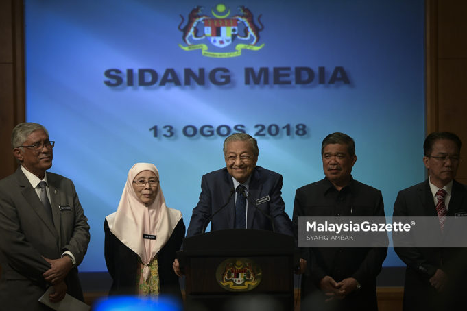 Perdana Menteri, Tun Dr. Mahathir Mohamad (tengah) diiringi Timbalan Perdana Menteri, Datuk Seri Wan Azizah Wan Ismail (dua kiri) dan Menteri Pertahanan, Yb Mohamad Sabu (kanan) bercakap pada sidang media Sempena Mesyuarat Jawatankuasa Khas Kabinet Mengenai Anti Rasuah (JKKMAR) di Kompleks Perdana Putra, Putrajaya. foto SYAFIQ AMBAK, 13 OGOS 2018
