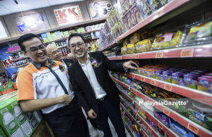 Harga barang naik tak seperti GST, itu saya boleh cakap buat masa ini Timbalan Menteri Perdagangan Dalam Negeri dan Hal Ehwal Pengguna, Chong Chieng Jen diiringi Pengasas dan Pengerusi Eksekutif Kumpulan Syarikat KK Super Mart, Datuk Seri Dr. KK Chai (kiri) melihat pelbagai jenis barangan di dalam KK Super MArt selepas Majlis Pelancaran eWallet KK Super Mart dan Touch n Go di KK Super Mart, Terminal Bersepadu Selatan, Bandar Tasik Selatan, Kuala Lumpur. foto AFFAN FAUZI, 15 Ogos 2018