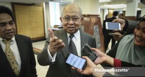 Ahli Parlimen Gua Musang, Tengku Razaleigh Hamzah bercakap kepada media pada Sidang Dewan Rakyat di Bangunan Parlimen, Kuala Lumpur. foto AFIQ RAZALI, 15 OGOS 2018.