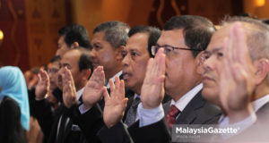 Sebahagian pegawai tadbir dan diplomatik berikrar pada Program Town Hall bersama Persatuan Perkhidmatan Tadbir dan Diplomatik dengan kerjasama Institut Tadbiran Awam Negara (INTAN) di Dewan Perdana, Pusat Konvensyen Antarabangsa Putrajaya (PICC), Putrajaya. foto MIRZA HASIM, 15 OGOS 2018