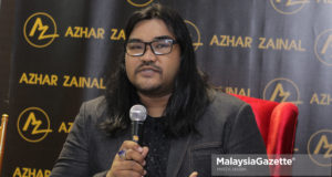 Pereka Fesyen, Azhar Zainal bercakap kepada media selepas pada majlis Pelancaran Jenama Azhar Zainal di Loka Malaysia, NU Sentral, Kuala Lumpur. foto MIRZA HASIM, 15 OGOS 2018