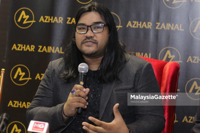 Pereka Fesyen, Azhar Zainal bercakap kepada media selepas pada majlis Pelancaran Jenama Azhar Zainal di Loka Malaysia, NU Sentral, Kuala Lumpur. foto MIRZA HASIM, 15 OGOS 2018