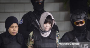 Tertuduh seorang wanita warganegara Vietnam, Doan Thi Huong dikawal ketat oleh anggota polis selepas menghadapi tuduhan membunuh Kim Chol atau Kim Jong-Nam, abang kepada pemimpin Korea Utara dan diarahkan untuk membela diri oleh mahkamah di Mahkamah Tinggi Shah Alam, Selangor. foto AFIQ RAZALI, 16 OGOS 2018.
