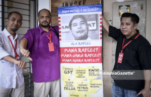 Janji manifesto 100 hari: Consent Malaysia buru 3 menteri Pengarah Urusan Consent Malaysia, Amran Ahmad (kanan) bersama Pengarah Kajian Consent Malaysia, Mohamed Hata Wahari (dua kiri) menunjukkan isyarat tidak bagus sebagai tanda protes selepas gagal mengadakan pertemuan bersama Naib Presiden PKR, Rafizi Ramli bagi mendapatkan penjelasan mengenai kegagalan Pakatan Harapan melaksanakan 10 janji utama dalam masa 100 hari di Invoke Solution Sdn Bhd, Kuala Lumpur. foto HAZROL ZAINAL, 16 OGOS 2018.