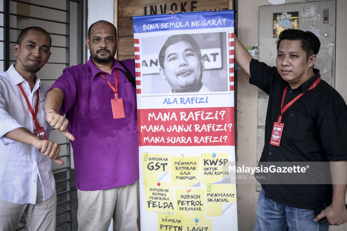 MGF16082018_PC CONSENT MALAYSIA06 Pengarah Urusan Consent Malaysia, Amran Ahmad (kanan) bersama Pengarah Kajian Consent Malaysia, Mohamed Hata Wahari (dua kiri) menunjukkan isyarat tidak bagus sebagai tanda protes selepas gagal mengadakan pertemuan bersama Naib Presiden PKR, Rafizi Ramli bagi mendapatkan penjelasan mengenai kegagalan Pakatan Harapan melaksanakan 10 janji utama dalam masa 100 hari di Invoke Solution Sdn Bhd, Kuala Lumpur. foto HAZROL ZAINAL, 16 OGOS 2018.