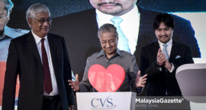 Perdana Menteri, Tun Dr. Mahathir Mohamad melakukan gimik pelancaran sambil diperhatikan Pengerusi Hospital Pakar Cardiac Vascular Sentral, Tan Sri Datuk Dr. Yahya Awang (kiri) dan Pengerusi CVS Holdings, Tunku Ali Redhauddin Tuanku Muhriz (kanan) pada Majlis Pelancaran Hospital Pakar Cardiac Vascular Sentral di Kuala Lumpur. foto HAZROL ZAINAL, 16 OGOS 2018.