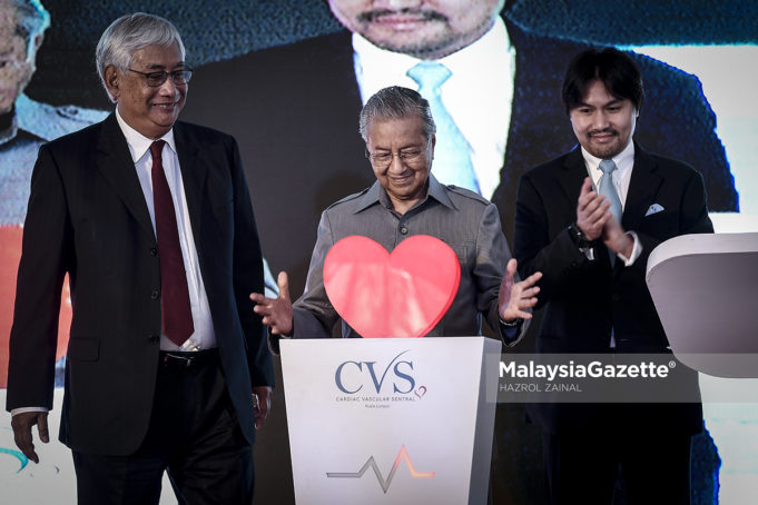 Perdana Menteri, Tun Dr. Mahathir Mohamad melakukan gimik pelancaran sambil diperhatikan Pengerusi Hospital Pakar Cardiac Vascular Sentral, Tan Sri Datuk Dr. Yahya Awang (kiri) dan Pengerusi CVS Holdings, Tunku Ali Redhauddin Tuanku Muhriz (kanan) pada Majlis Pelancaran Hospital Pakar Cardiac Vascular Sentral di Kuala Lumpur. foto HAZROL ZAINAL, 16 OGOS 2018.