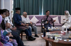 Ketua Umum Parti Keadilan Rakyat (PKR), Datuk Seri Anwar Ibrahim (tengah) ketika membuat perjumpaan bersama Budayawan Negara, turut hadir Sasterawan terkenal, Datuk A. Samad Said (kanan) di pejabat peribadi beliau di Petaling Jaya, Selangor. foto FAREEZ FADZIL, 17 OGOS 2018.