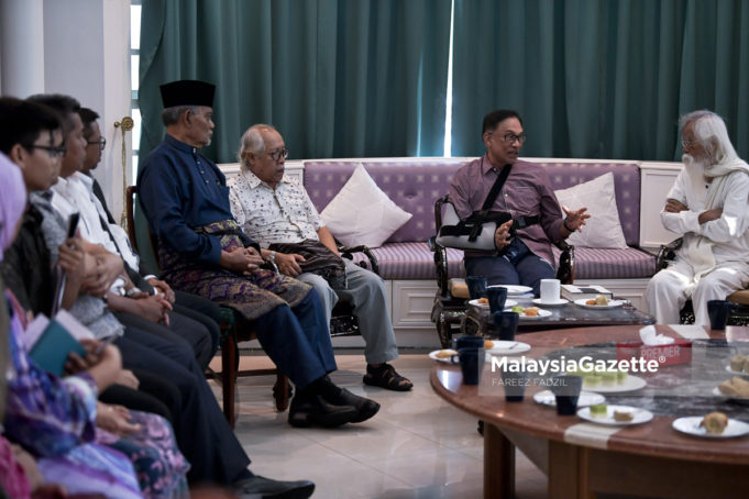 Ketua Umum Parti Keadilan Rakyat (PKR), Datuk Seri Anwar Ibrahim (tengah) ketika membuat perjumpaan bersama Budayawan Negara, turut hadir Sasterawan terkenal, Datuk A. Samad Said (kanan) di pejabat peribadi beliau di Petaling Jaya, Selangor. foto FAREEZ FADZIL, 17 OGOS 2018.