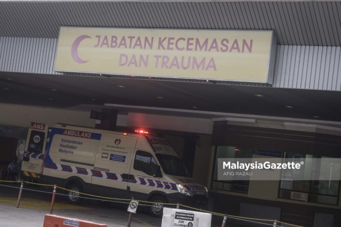 Suasana di hadapan wad kecemasan di mana pelatih Pusat Latihan Polis (PULAPOL) dirawat akibat diserang strok haba di Hospital Tengku Ampuan Rahimah (HTAR), Klang, Selangor. foto AFIQ RAZALI, 17 OGOS 2018.