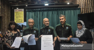 Ketua Aktivis Persatuan Pengguna Islam Malaysia (PPIM), Datuk Nadzim Johan sambil diiringi Penasihat Persatuan Pengguna Islam Malaysia (PPIM), Datuk Husainay Hashim (dua kiri) dan Bekas atlet 110m berpagar, Zulkifli Mohd Yatim (dua knan) menunjukkan memorandum untuk dihantar kepada menteri untuk melantik Pengerusi dan Ahli Lembaga Pemegang Amanah yang baru bagi menggantikan yang lama atas kegagalan mereka menerajui Yakeb pada sidang media berkenaan di Pejabat PPIM, Kondominium Villa Puteri, Kuala Lumpur. foto AFFAN FAUZI, 17 OGOS 2018.