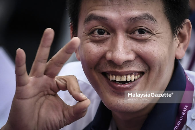 Calon MCA N.27 Balakong, Tan Chee Teong menunjukkan tanda bagus semasa proses penyerahan borang percalonan bagi Pilihan Raya Kecil (PRK) N.27 Balakong di Dewan Utama Demesne, Pejabat Daerah dan Tanah Hulu Langat, Bangi, Selangor. foto HAZROL ZAINAL, 18 OGOS 2018.