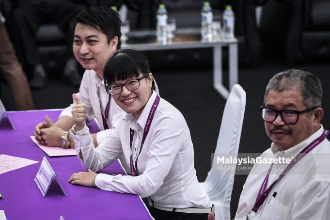 Calon PH N.27 Balakong, Wong Siew Ki (tengah) menunjukkan tanda bagus semasa proses penyerahan borang percalonan bagi Pilihan Raya Kecil (PRK) N.27 Balakong di Dewan Utama Demesne, Pejabat Daerah dan Tanah Hulu Langat, Bangi, Selangor. foto HAZROL ZAINAL, 18 OGOS 2018.