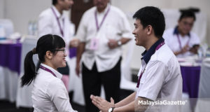 Calon MCA N.27 Balakong, Tan Chee Teong (kanan) bersama Calon PH N.27 Balakong, Wong Siew Ki (kiri) beramah mesra sesama mereka selepas selesai proses penyerahan borang percalonan bagi Pilihan Raya Kecil (PRK) N.27 Balakong di Dewan Utama Demesne, Pejabat Daerah dan Tanah Hulu Langat, Bangi, Selangor. foto HAZROL ZAINAL, 18 OGOS 2018.