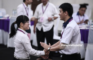 Satu lawan satu di PRK Balakong Calon MCA N.27 Balakong, Tan Chee Teong (kanan) bersama Calon PH N.27 Balakong, Wong Siew Ki (kiri) beramah mesra sesama mereka selepas selesai proses penyerahan borang percalonan bagi Pilihan Raya Kecil (PRK) N.27 Balakong di Dewan Utama Demesne, Pejabat Daerah dan Tanah Hulu Langat, Bangi, Selangor. foto HAZROL ZAINAL, 18 OGOS 2018.
