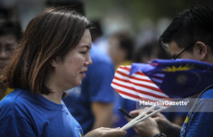 PRK Balakong: SPR jangka lebih 75% keluar mengundi Seorang penyokong MCA mengibarkan bendera Jalur Gemilang dan bendera MCA ketika hadir pada hari penamaan calon bagi Pilihan Raya Kecil (PRK) N.27 Balakong di Dewan Utama Demesne Pejabat Daerah Tanah Hulu Langat, Bandar Baru Bangi, Selangor. foto AFFAN FAUZI, 18 OGOS 2018