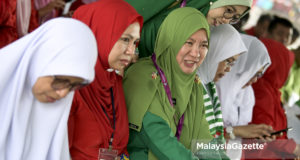 Calon PAS, Dr. Halimah Ali (tengah) beramah mesra dengan sebahagian pemimpin UMNO yang turut hadir memberi sokongan pada Penamaan Calon Pilihan Raya Kecil (PRK) N.32 Seri Setia di Dewan Sivik MBPJ, Petaling Jaya. Selangor. foto FAREEZ FADZIL, 18 OGOS 2018